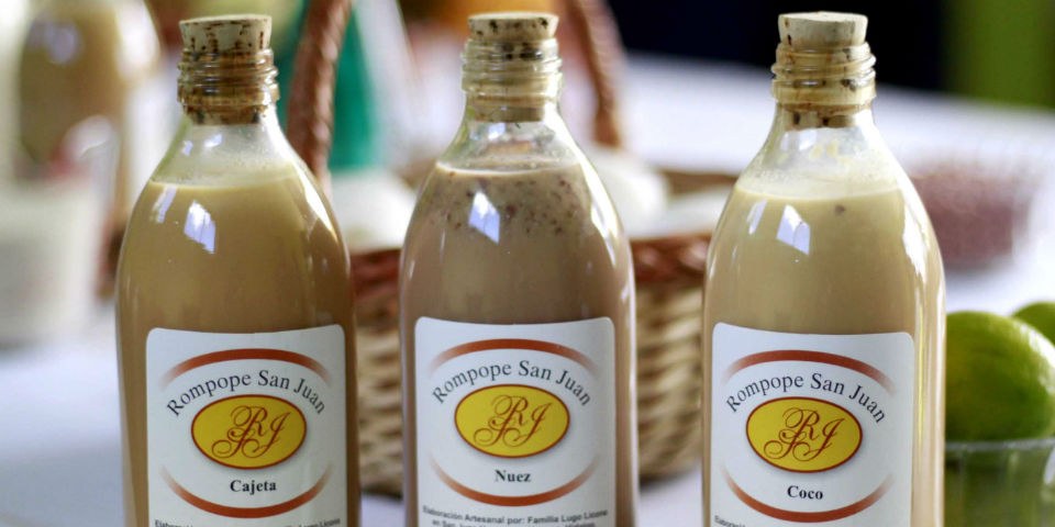 Botellas de rompope artesanal