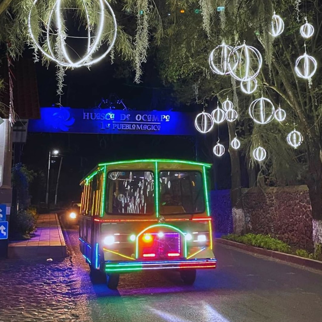 Tranvía Huasca iluminado durante la noche